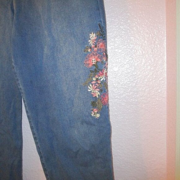 Croft & Barrow EMBROIDERED Denim Size 12 JEANS Crop STRETCH Mid Rise BOHO Flower - Picture 4 of 9